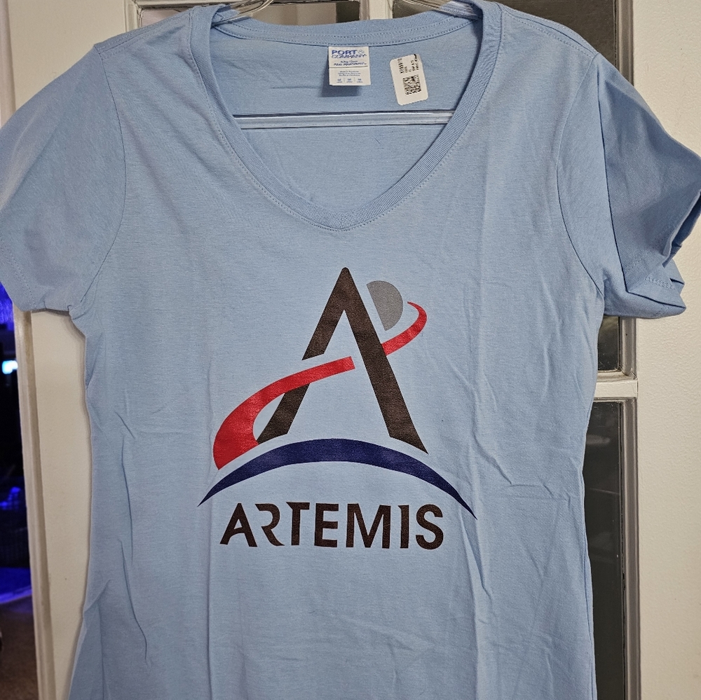 ARTIMIS T SHIRT! SIZE MED. NWT! Womens!